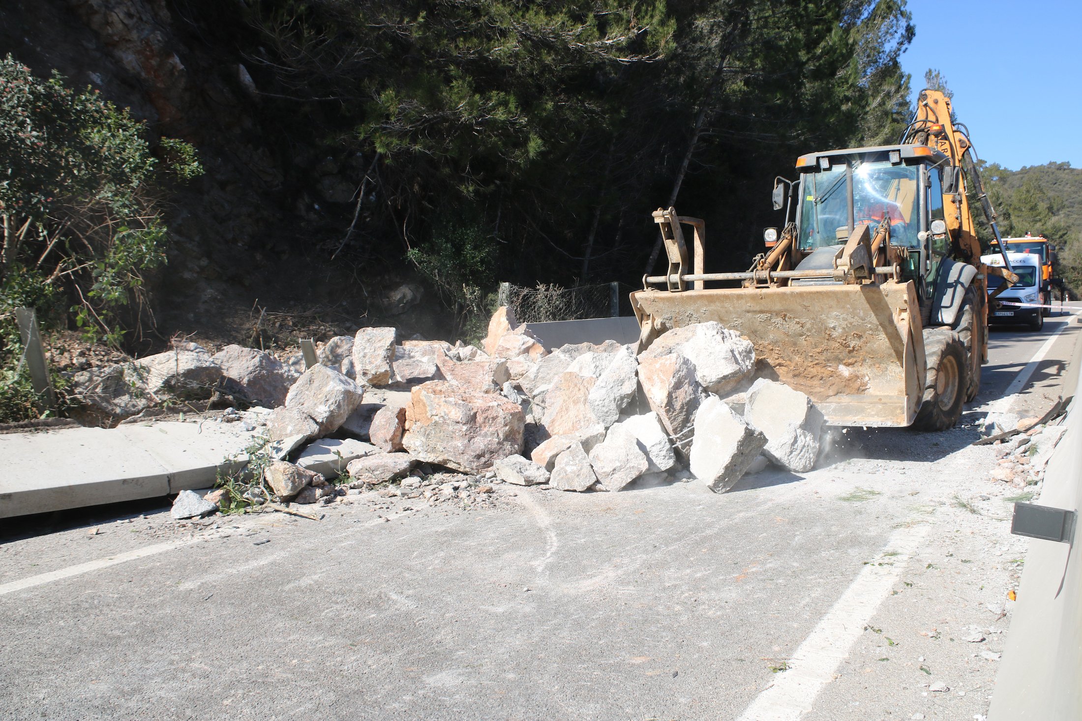 La C-58 continuará cortada hasta el viernes después de la caída de rocas grandes