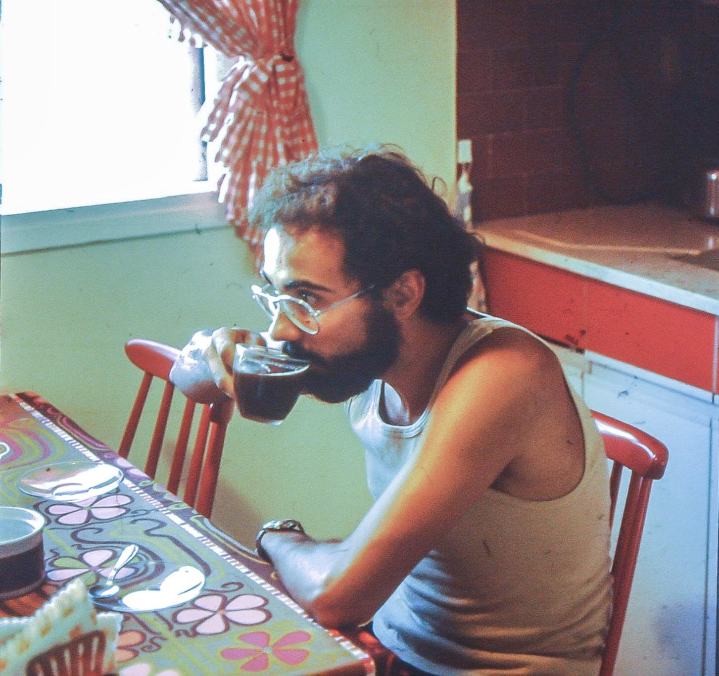 Josep Lluís Pérez, en el comedor del kibutz, poco después de su llegada. Foto cedida por Gabriel Trzewik