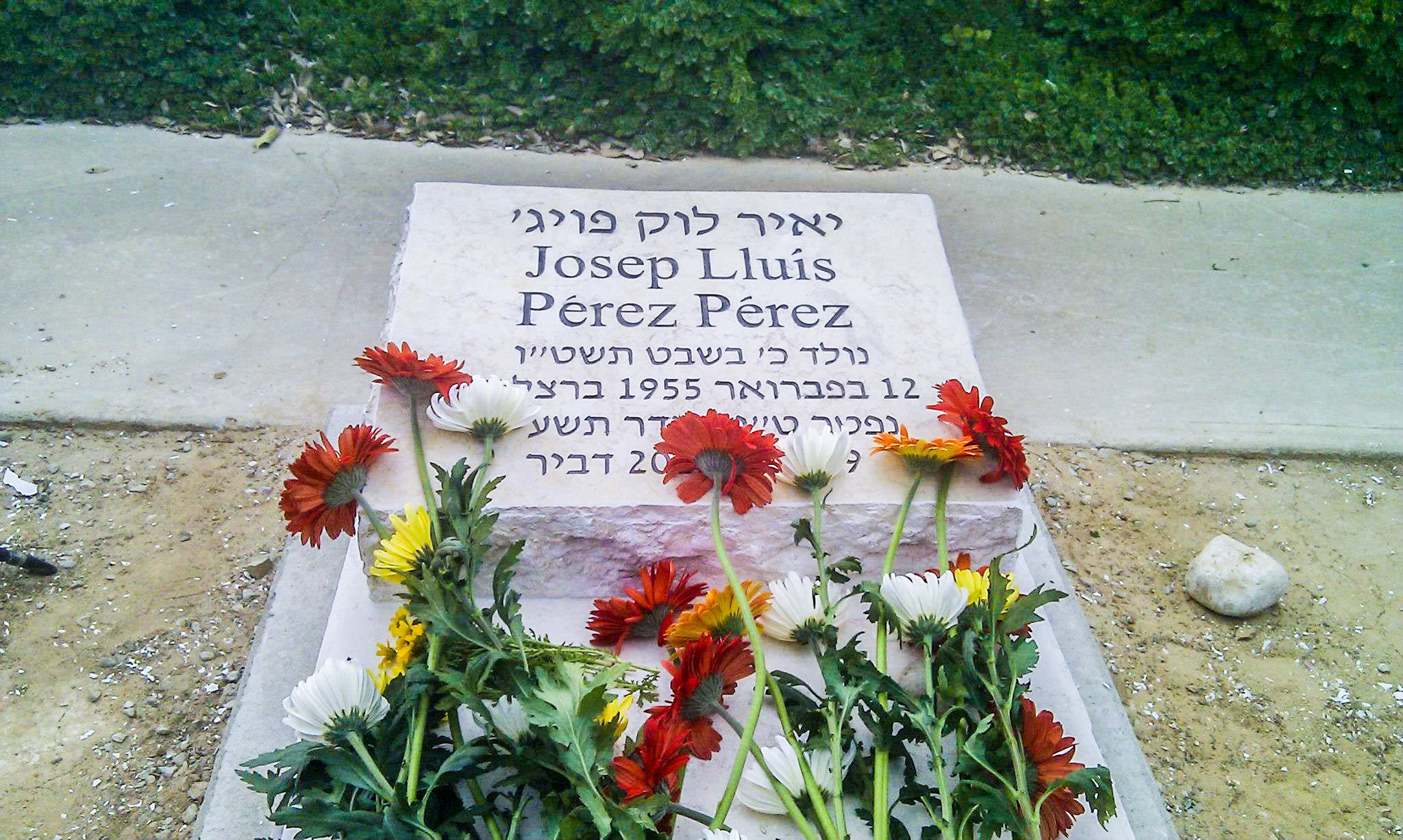 Tombra de Luís Pérez Pérez en Israel, donde figura el nombre que adoptó allí, Yael. Foto cedida por Gabriel Trzewik