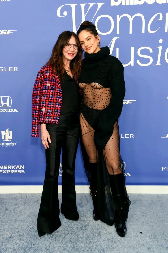 Rosalia trasnparencias con presidenta Universal music Billboard EFE Rosalia trasnparencias con presidenta Universal music Billboard EFE