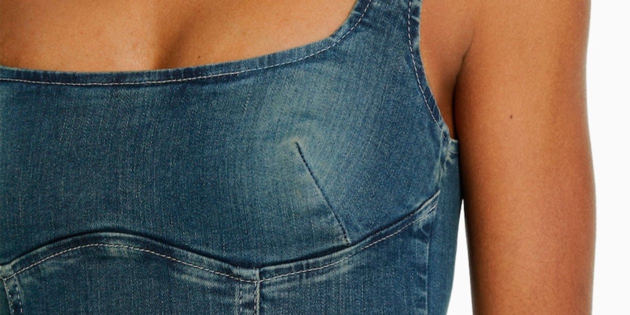 Regresa a Bershka el vestido denim lavado efecto piernas largas