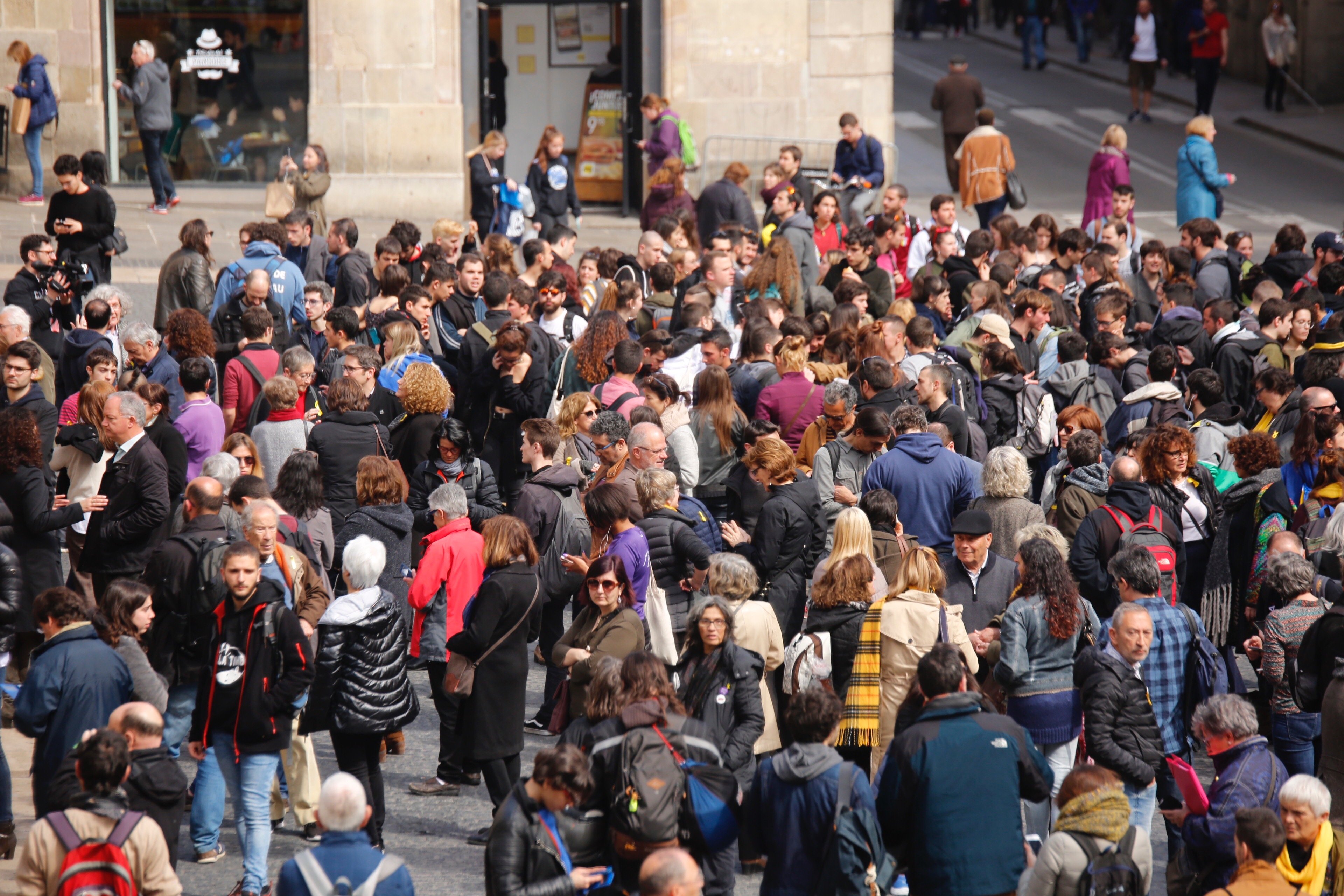 Protestes a la plaça Sant Jaume pels escorcolls a la Generalitat i Òmnium