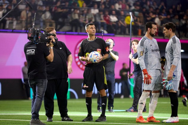 Iker Casillas cono Ricardo López durante la jornada 7 de la Kings League / Foto: Kings League