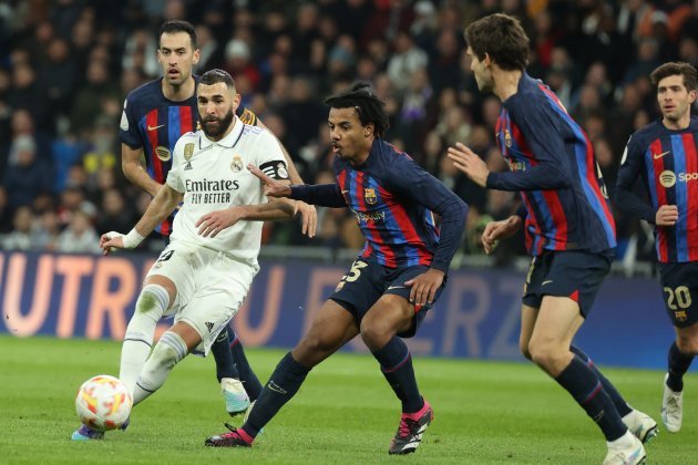 Kounde Marcos Alonso defendiendo Benzema / Foto: EFE