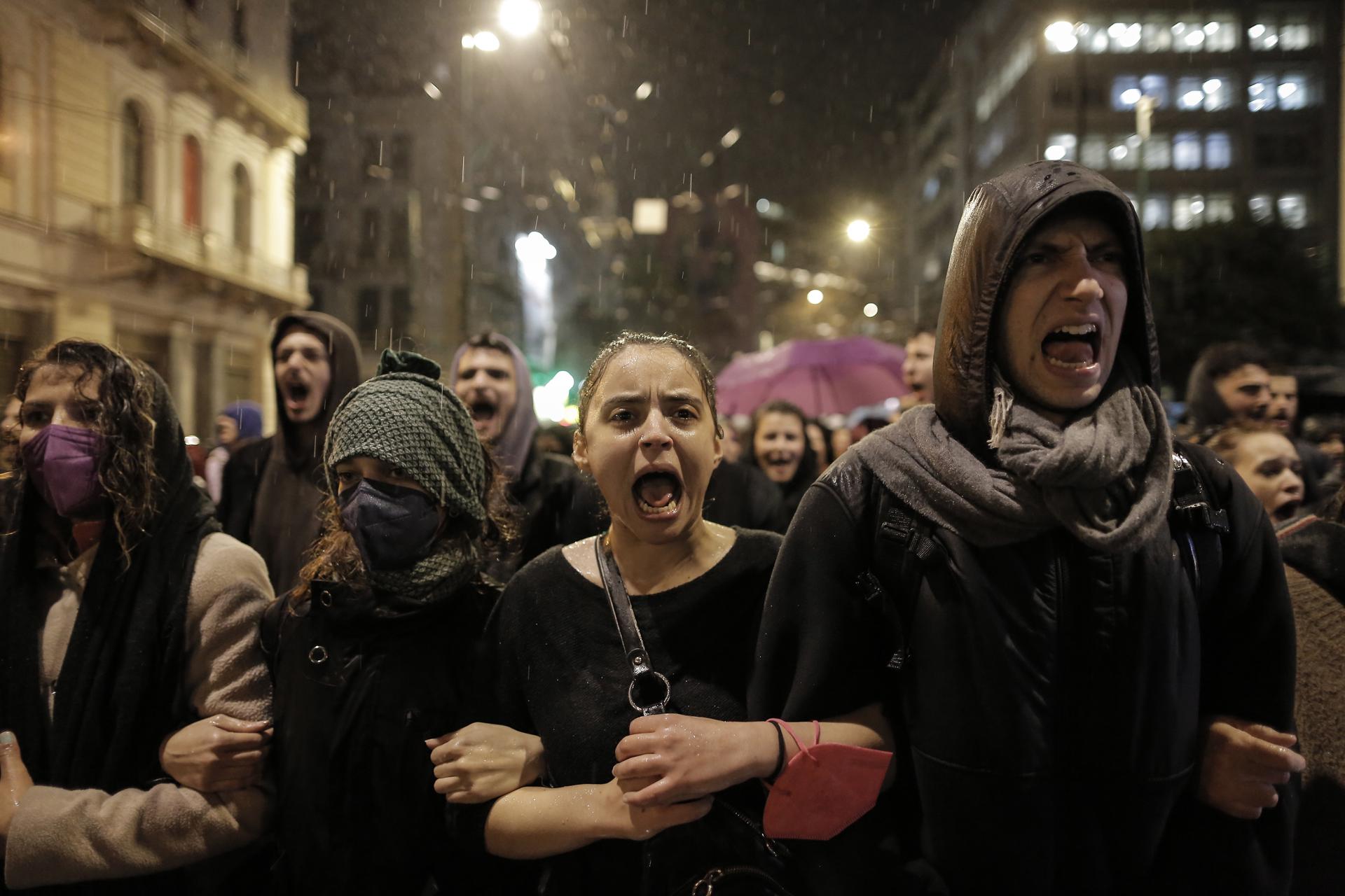 Crecen las protestas en Grecia por el accidente de tren, mientras los muertos se elevan a 57