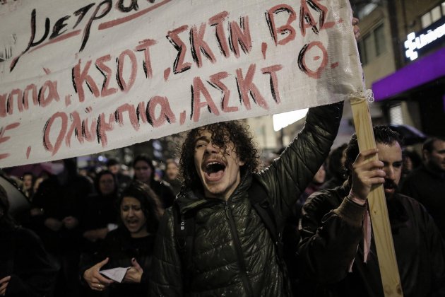 manifestante en una protesta en grecia por la mala gestio 