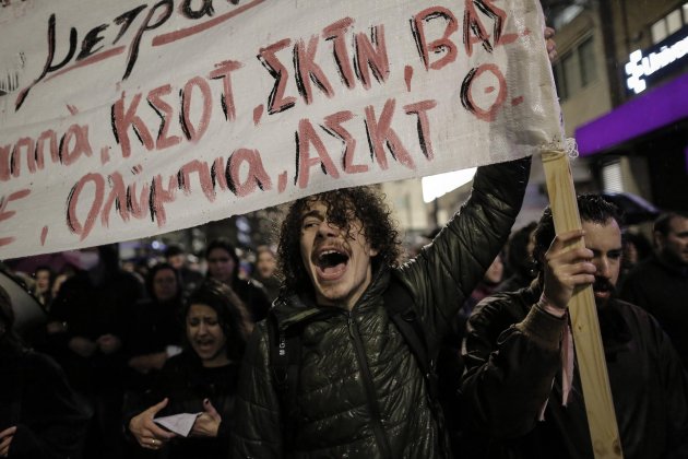 manifestante en una protesta en grecia por la mala gestio manifestante en una protesta en grecia por la mala gestio