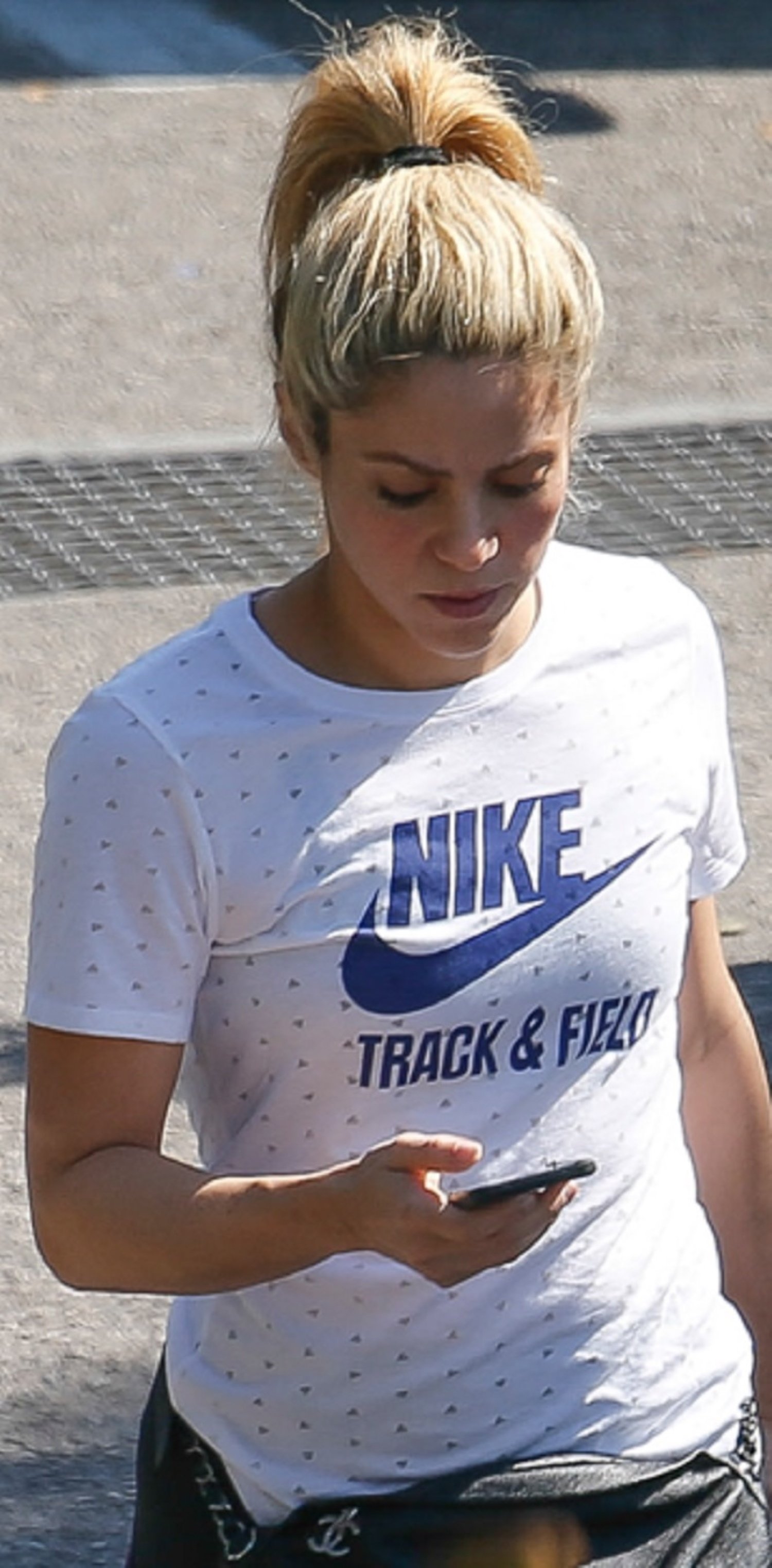 Shakira amb el seu movil Shakira amb el seu movil