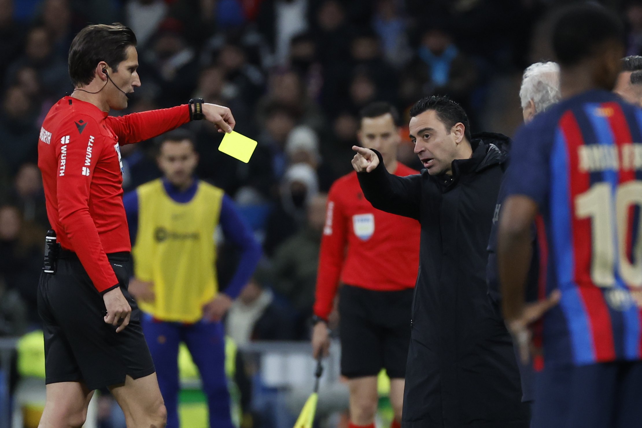 2 noms per al lateral del Barça i Xavi Hernández n'escull 1, l'aposta de Mateu Alemany i Jordi Cruyff
