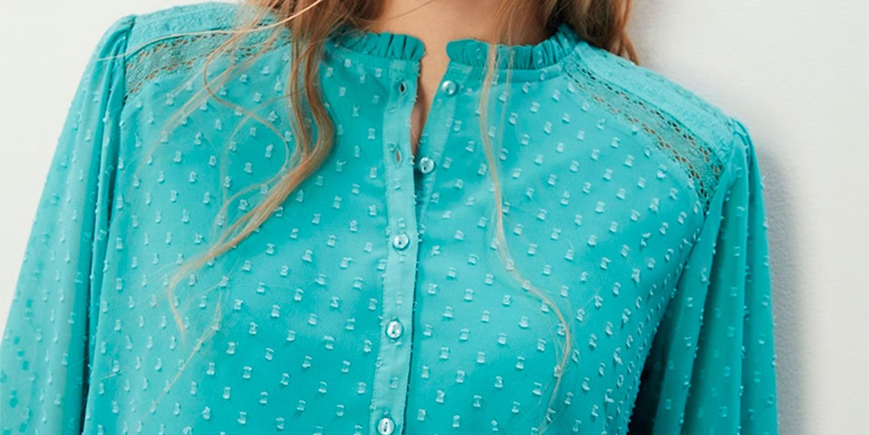 La blusa plumeti a la venta en El Corte Inglés es un 10 en elegancia