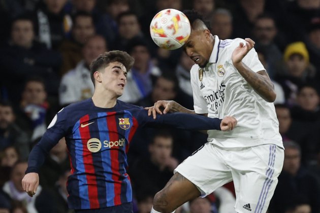 Gavi Militao disputa Real Madrid Barça Copa del Rey / Foto: Europa Press