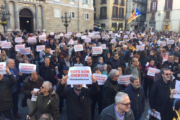 omnium manifestacio plaza santo jaume - zanahoria campos