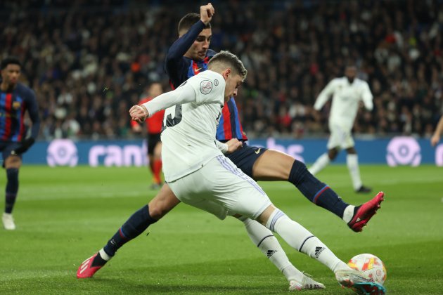 Fede Valverde centre Ferran Torres Barça Reial Madrid Copa del Rei / Foto: EFE