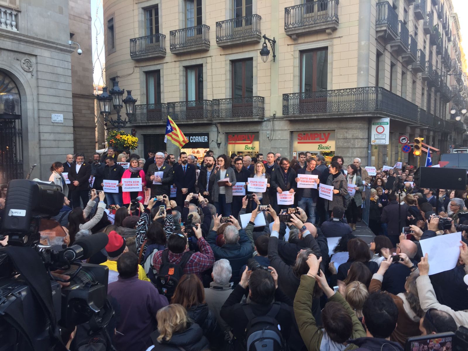 El soberanismo proyecta una imagen de unidad en apoyo a Òmnium