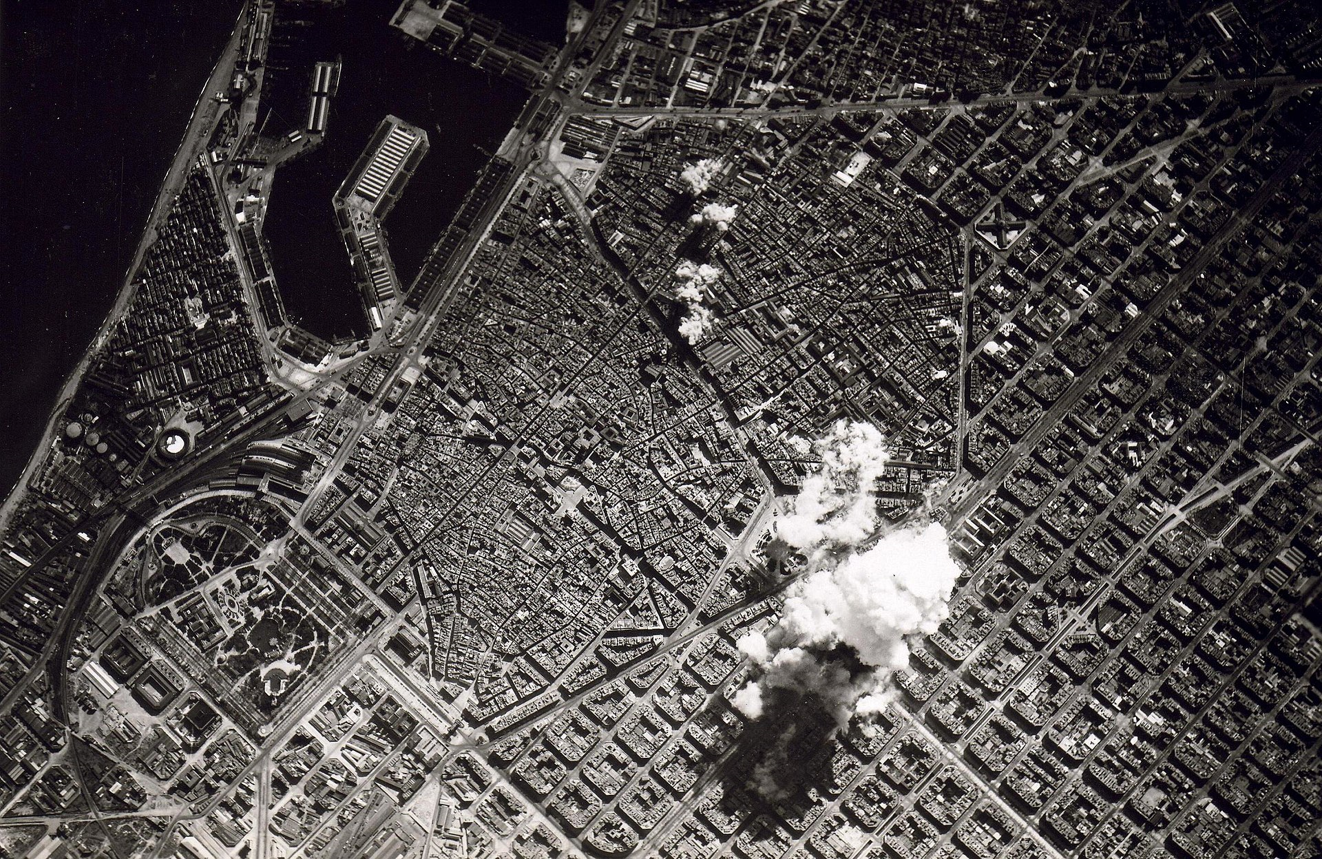 La aviación franquista bombardea Barcelona durante tres días