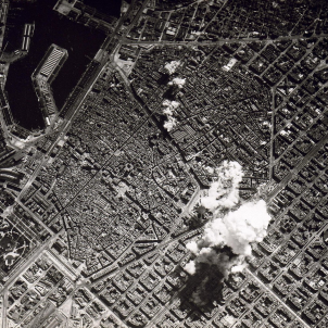 L'aviació franquista bombardeja Barcelona durant tres dies. Vista aèria del bombardeig. Font Viquipèdia