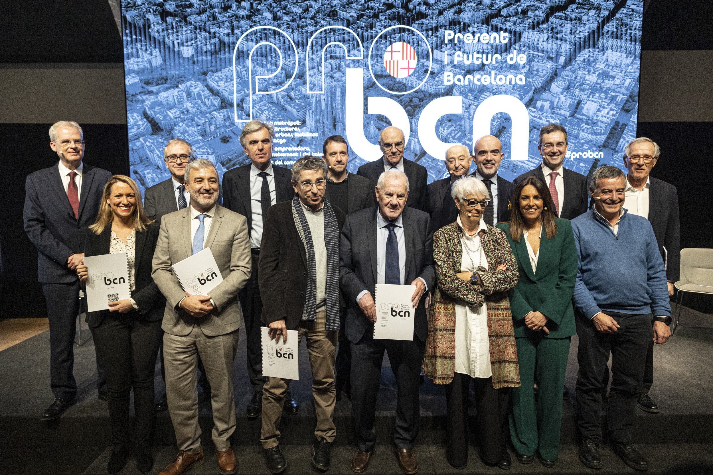 A hundred Barcelona groups give mayoral candidates infrastructure and housing demands