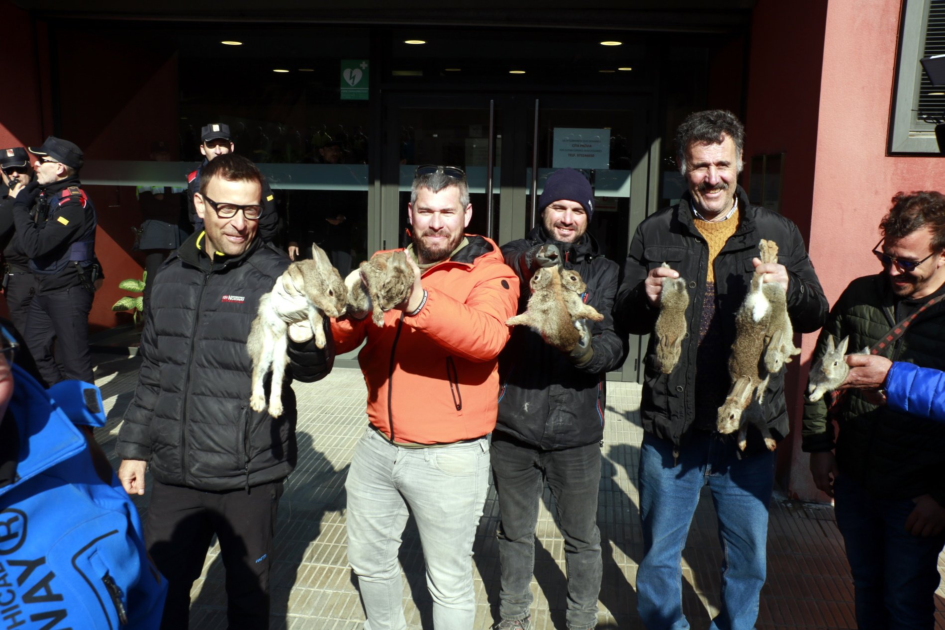 Animalistas denuncian a los agricultores de Lleida que lanzaron conejos vivos en la protesta por la plaga