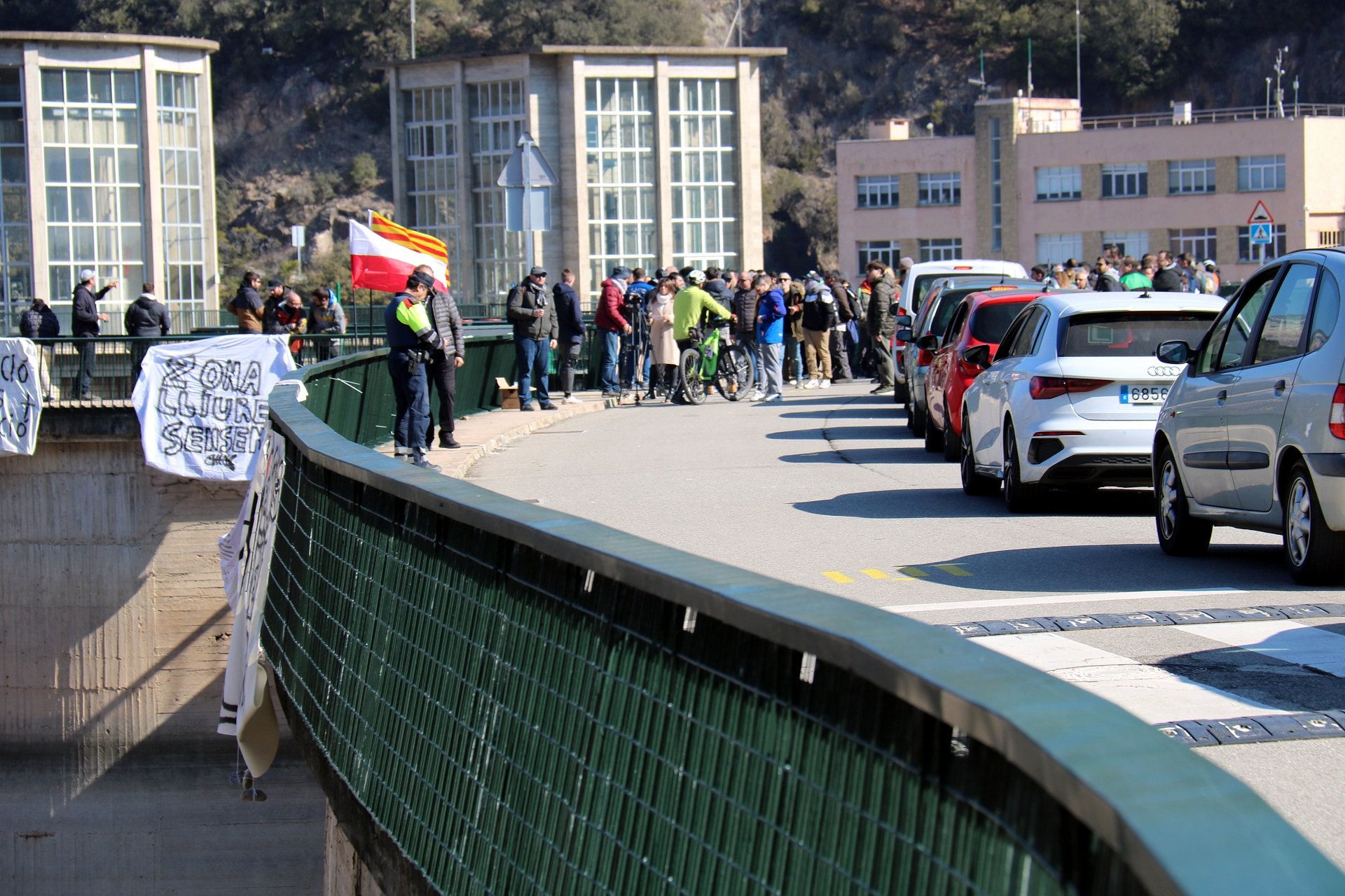 Protesta contra el buidatge del pantà de Sau: "Serà la matança de peixos més gran d'Europa"