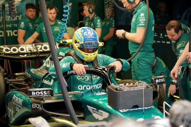 Fernando Alonso box Aston Martin / Foto: Europa Press