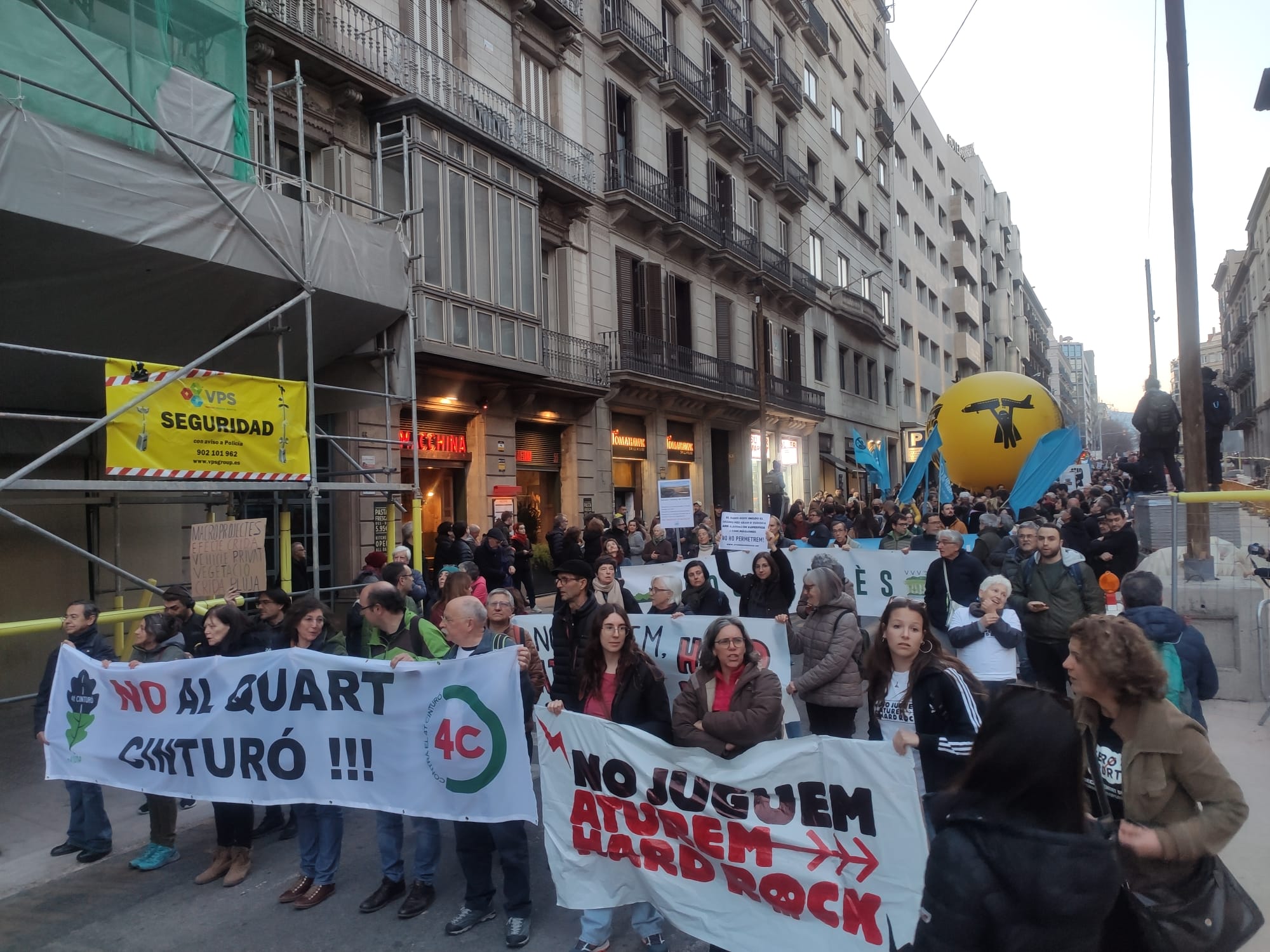 Clamor contra los macroproyectos del presupuesto en Barcelona: "PSC y ERC nos venden la tierra"