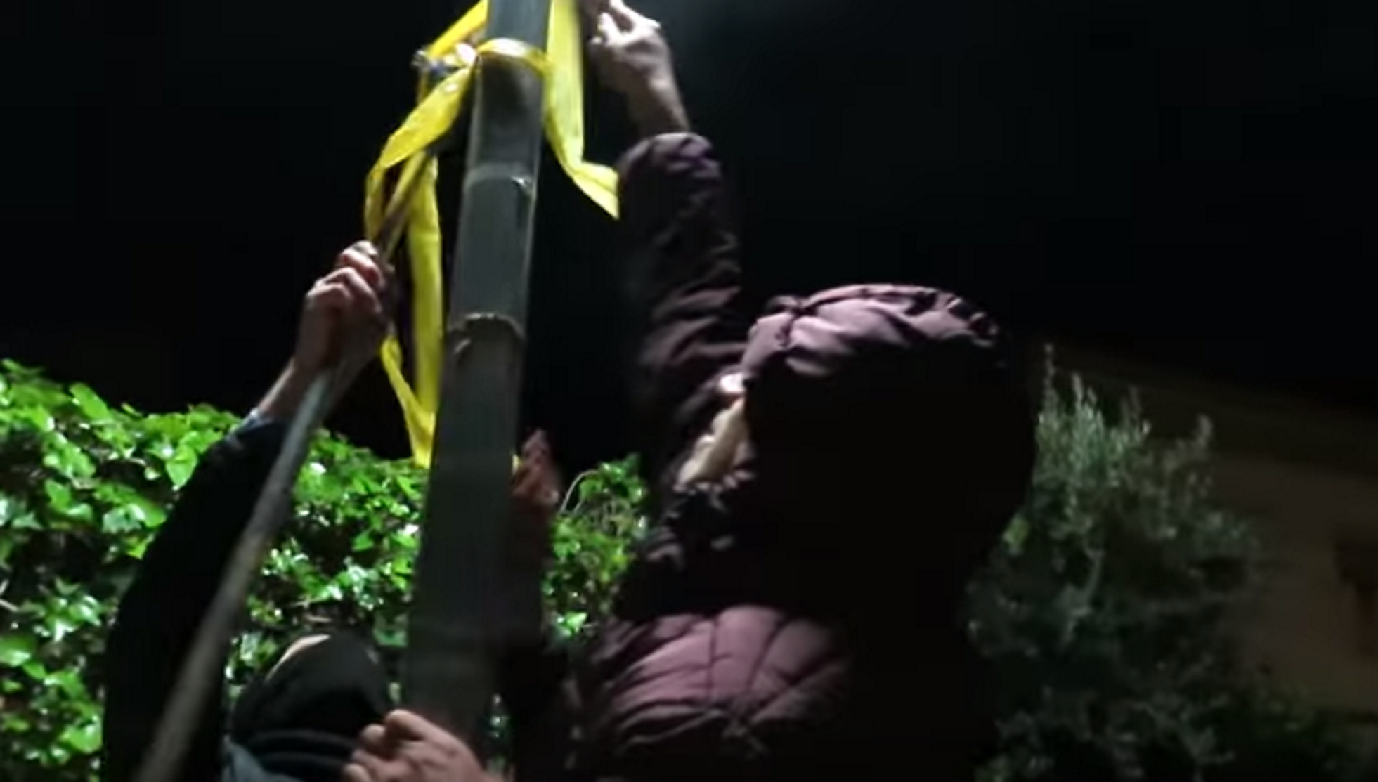 Vídeo: Un grupo de unionistas encapuchados, a la caza de lazos amarillos