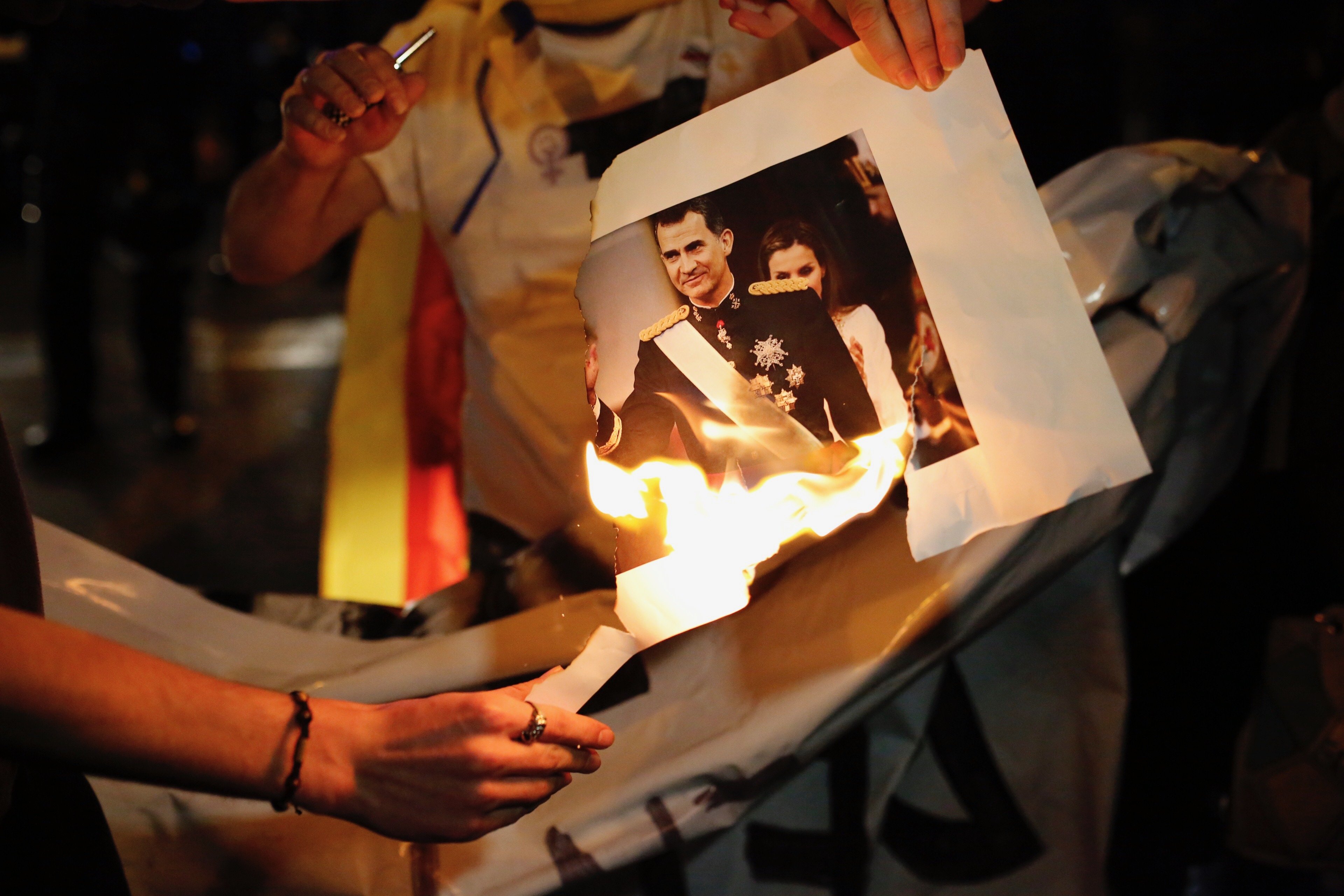 Cremen fotos del Rei davant la caserna de la Guàrdia Civil