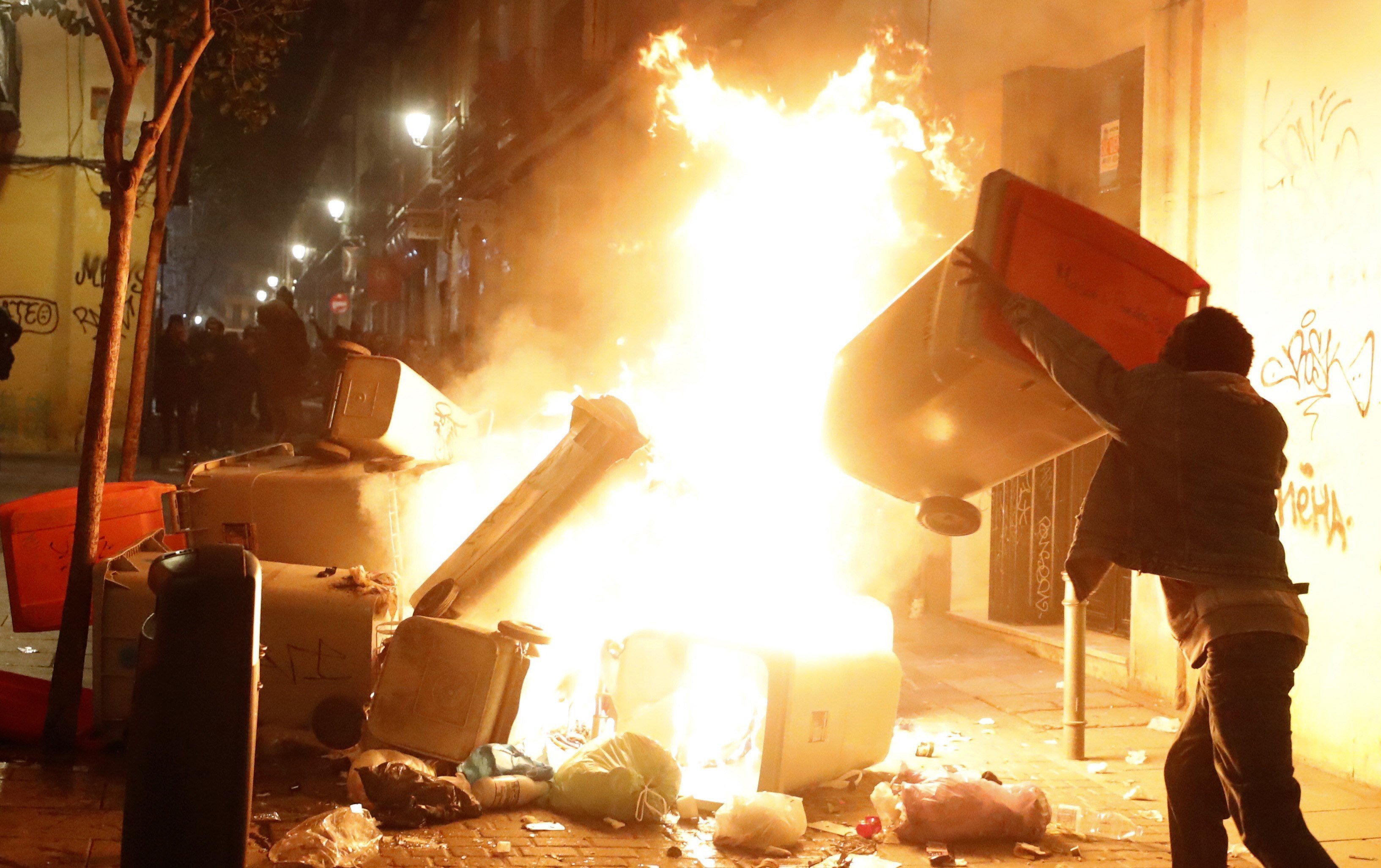 Oleada de violencia en Madrid a raíz de la muerte de un mantero en un control policial