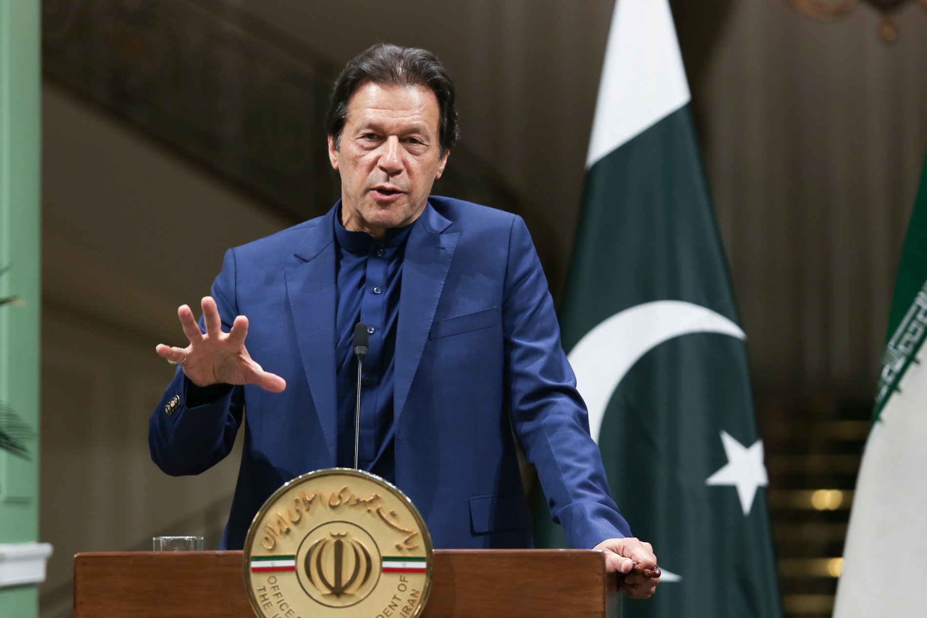 Khan, exprimer ministro pakistaní, se atrinchera en casa con la ayuda de sus seguidores para no ser detenido