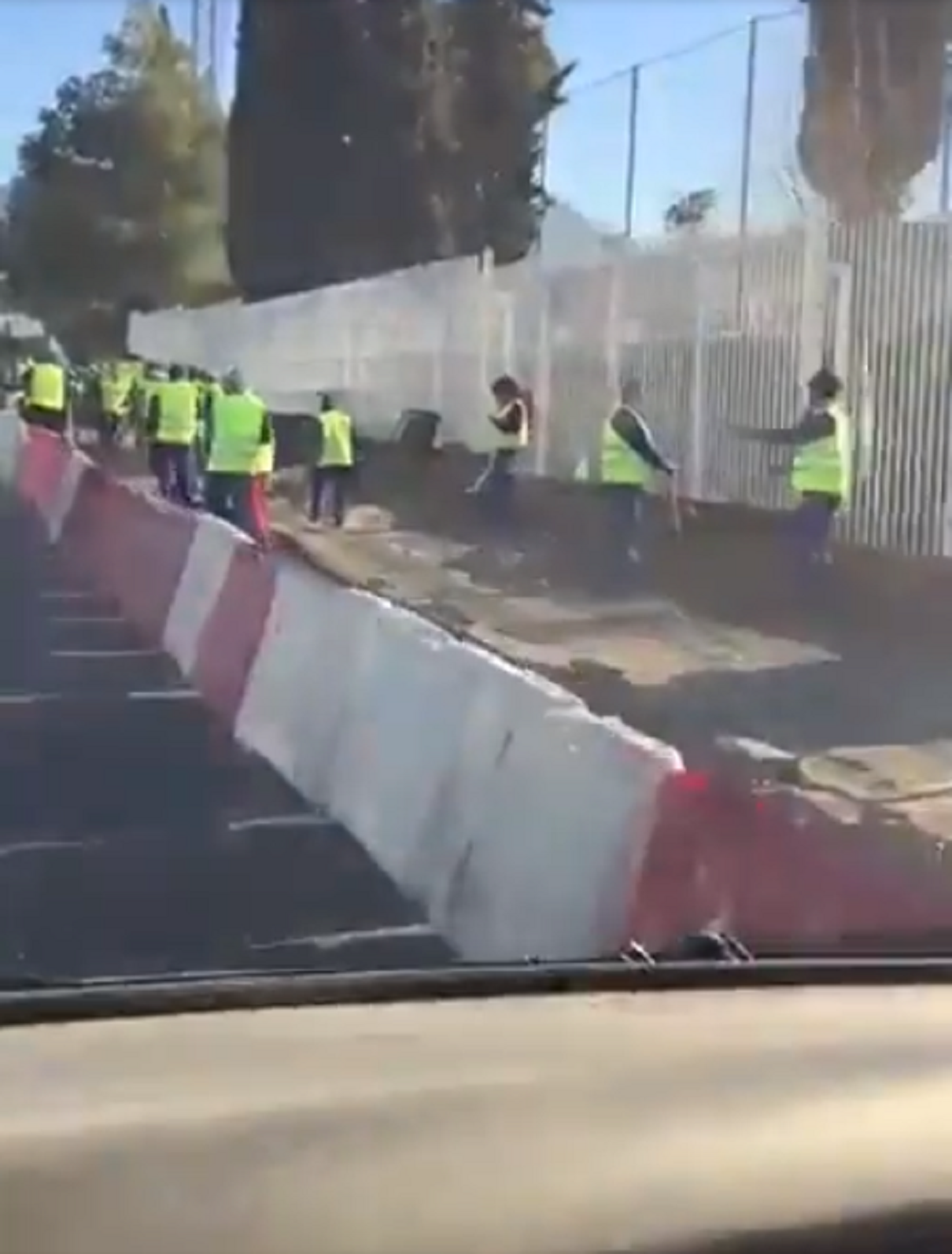 VÍDEO: 52 albañiles para arreglar una acera de 200 metros en Granada