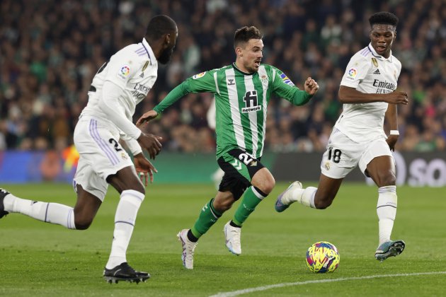 Rodri conduccion Tchouameni Rüdiger Betis Real Madrid / Foto: EFE Rodri conduccion Tchouameni Rüdiger Betis Real Madrid / Foto: EFE