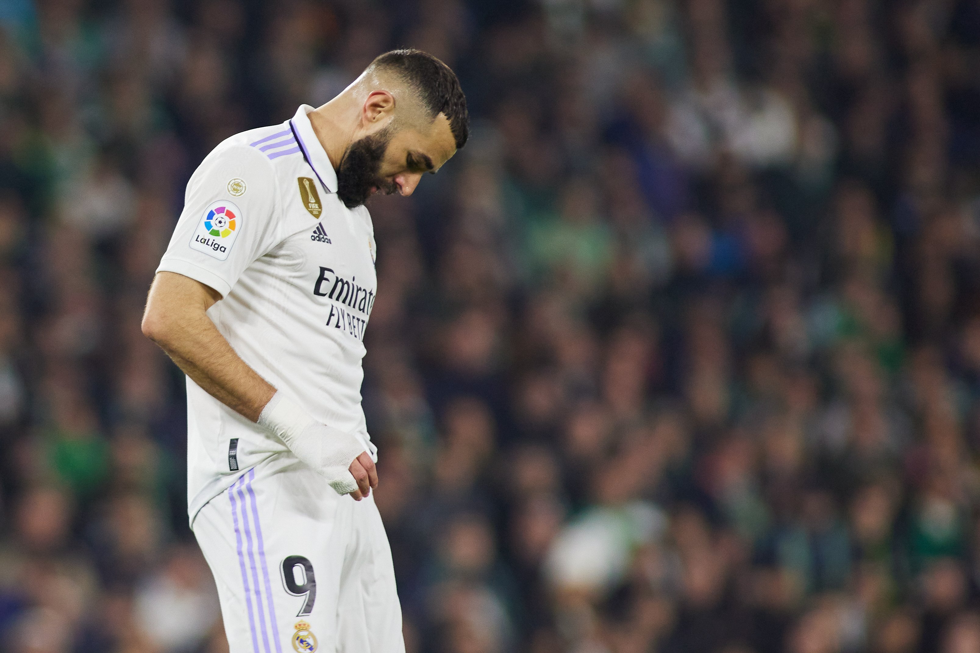 Karim Benzema derrotado tras el partido del Real Madrid contra el Betis / Foto: Europa Press