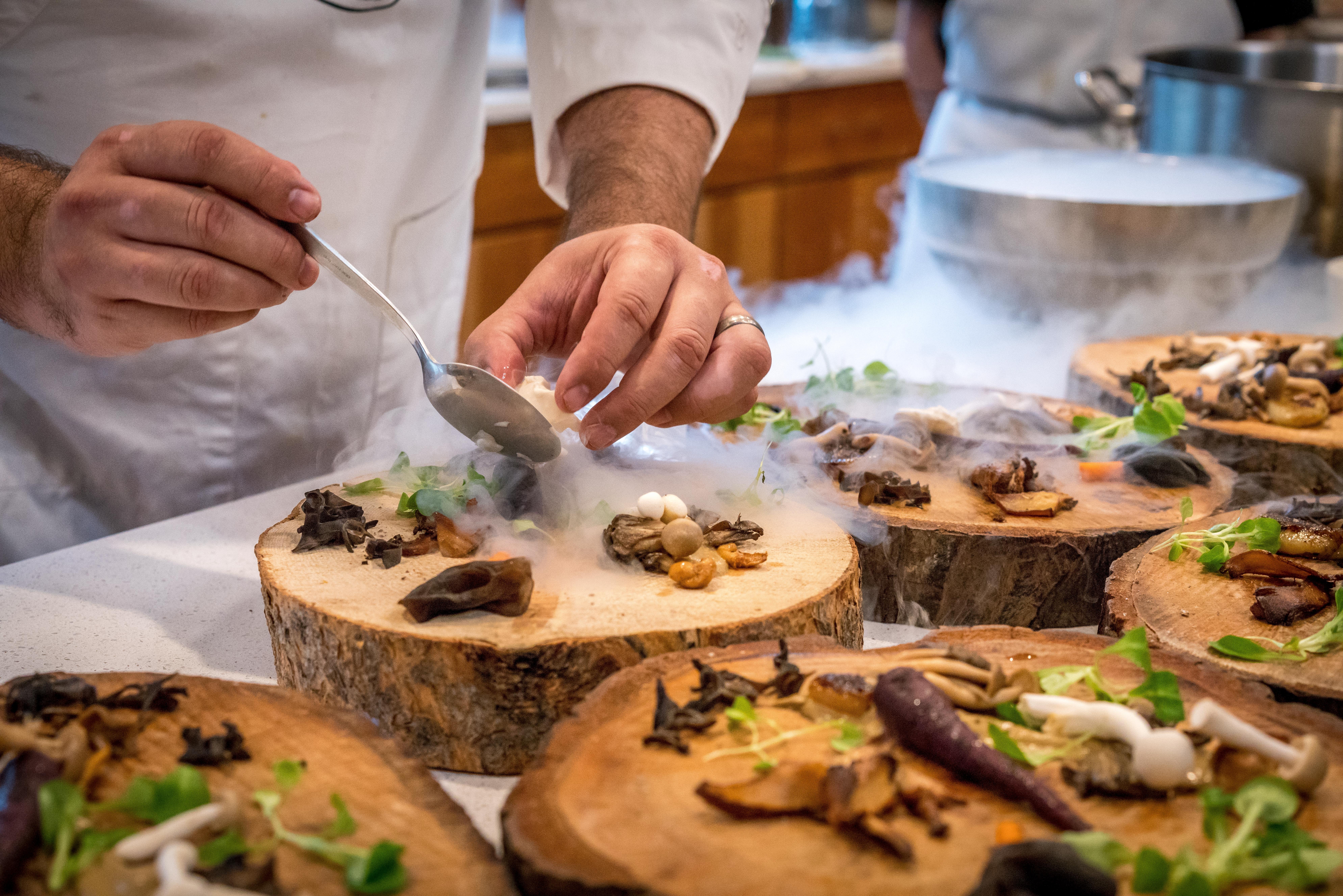 Han de cobrar els cuiners en pràctiques? Parlem d'això (i de molt més) amb Mamen Sala