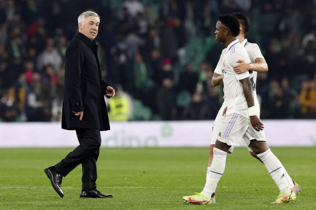 Carlo Ancelotti Vinícius Real Madrid Betis / Foto: EFE Carlo Ancelotti Vinícius Real Madrid Betis / Foto: EFE