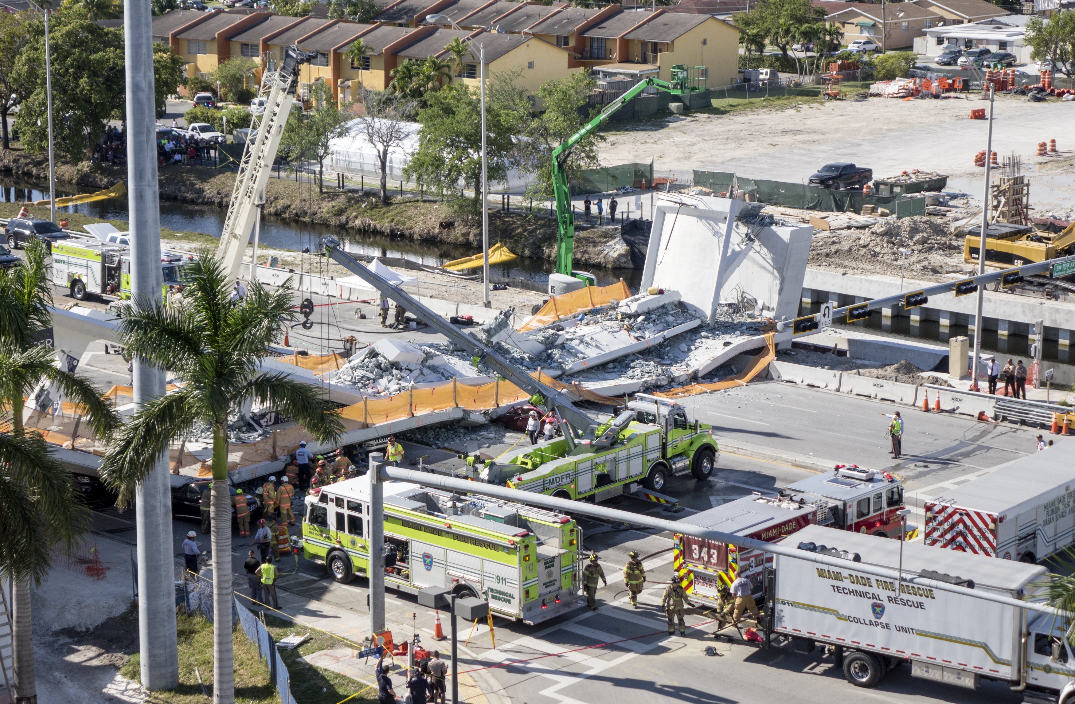 Quatre morts en esfondrar-se un pont a Miami