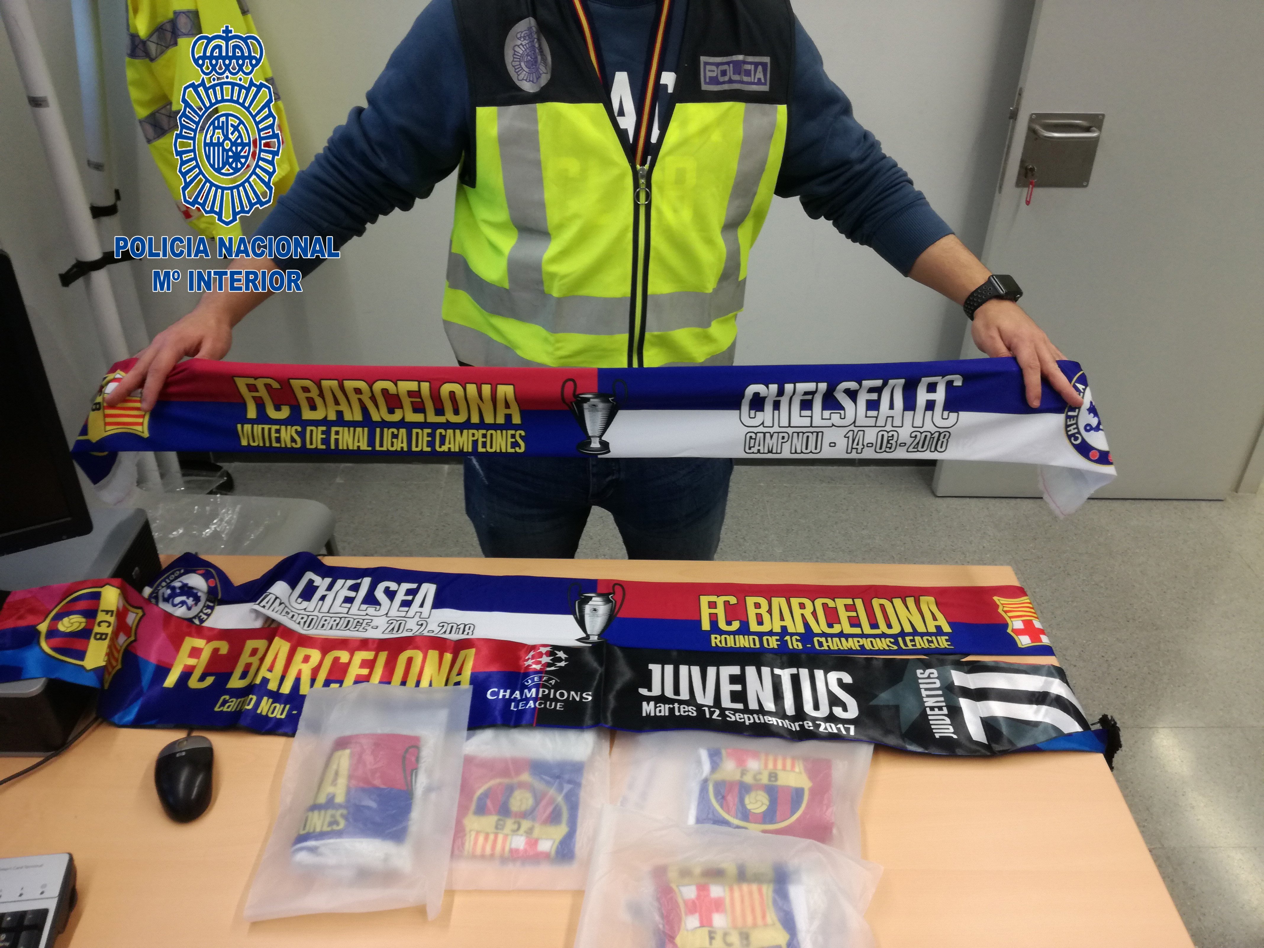Detinguts per vendre falsificacions del Barça i del Chelsea