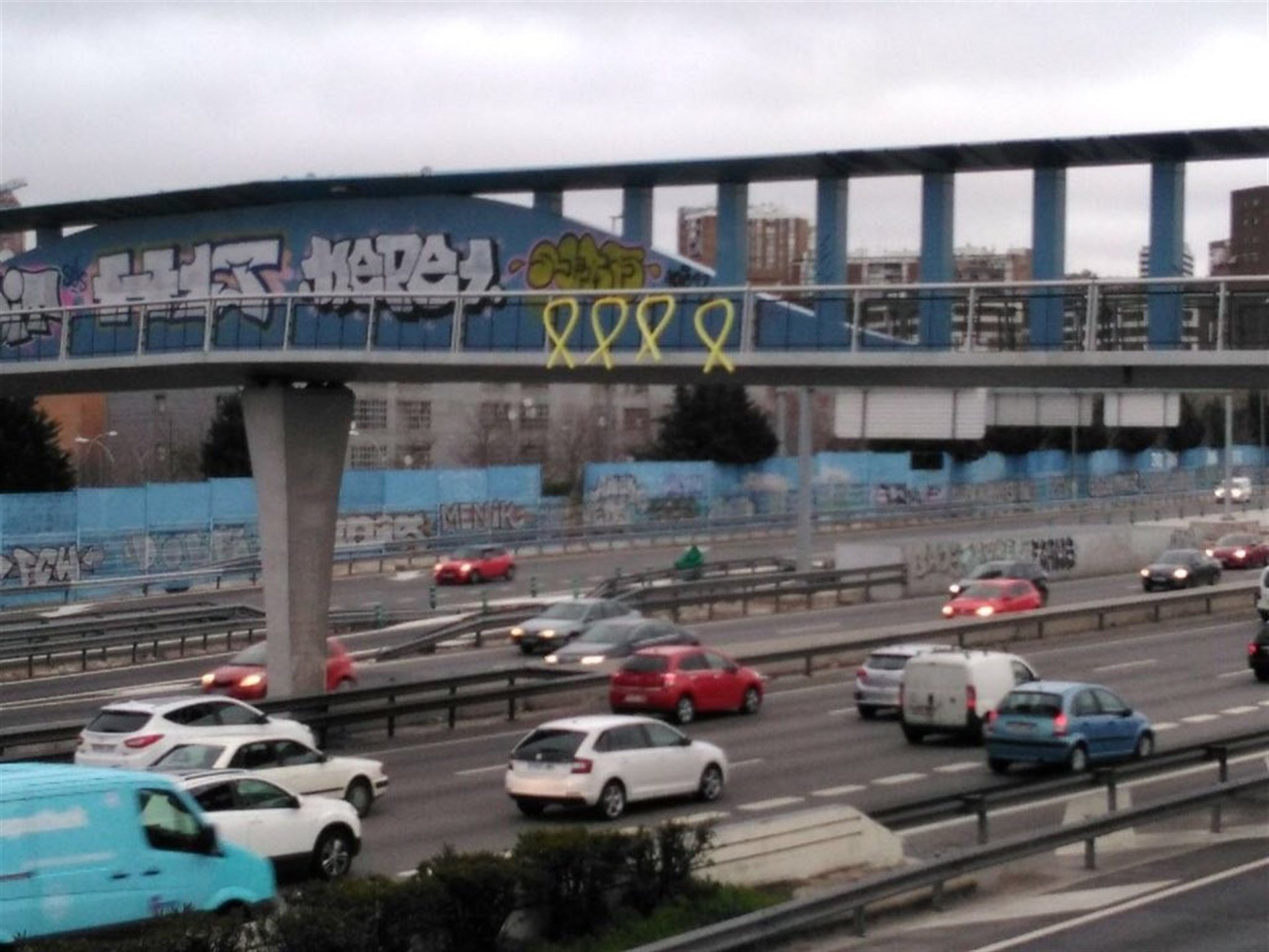 Aparecen lazos amarillos en Madrid