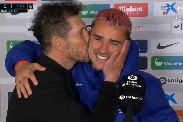 Simeone besa en Griezmann Twitter Simeone besa en Griezmann Twitter