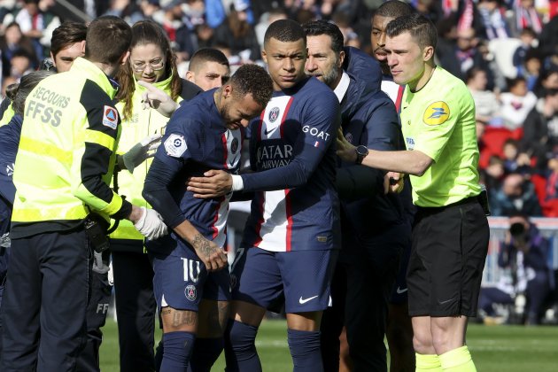 Neymar y Mbappé tras la lesión que sufrió el brasileño con el PSG / Foto: Europa Press Neymar y Mbappé tras la lesión que sufrió el brasileño con el PSG / Foto: Europa Press