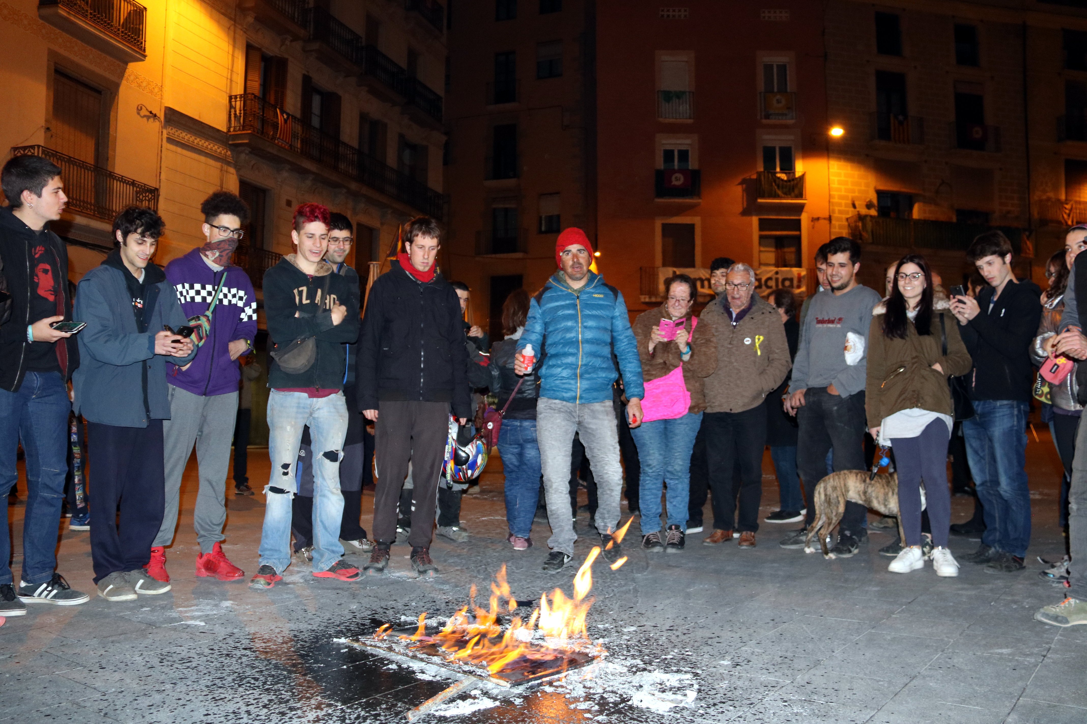 La CUP convoca una cremada de fotos del Rei a la plaça del Diamant