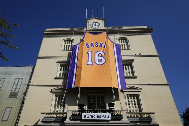 Pau Gasol camiseta ayuntamiento Sant Boi de Llobregat / Foto: EFE