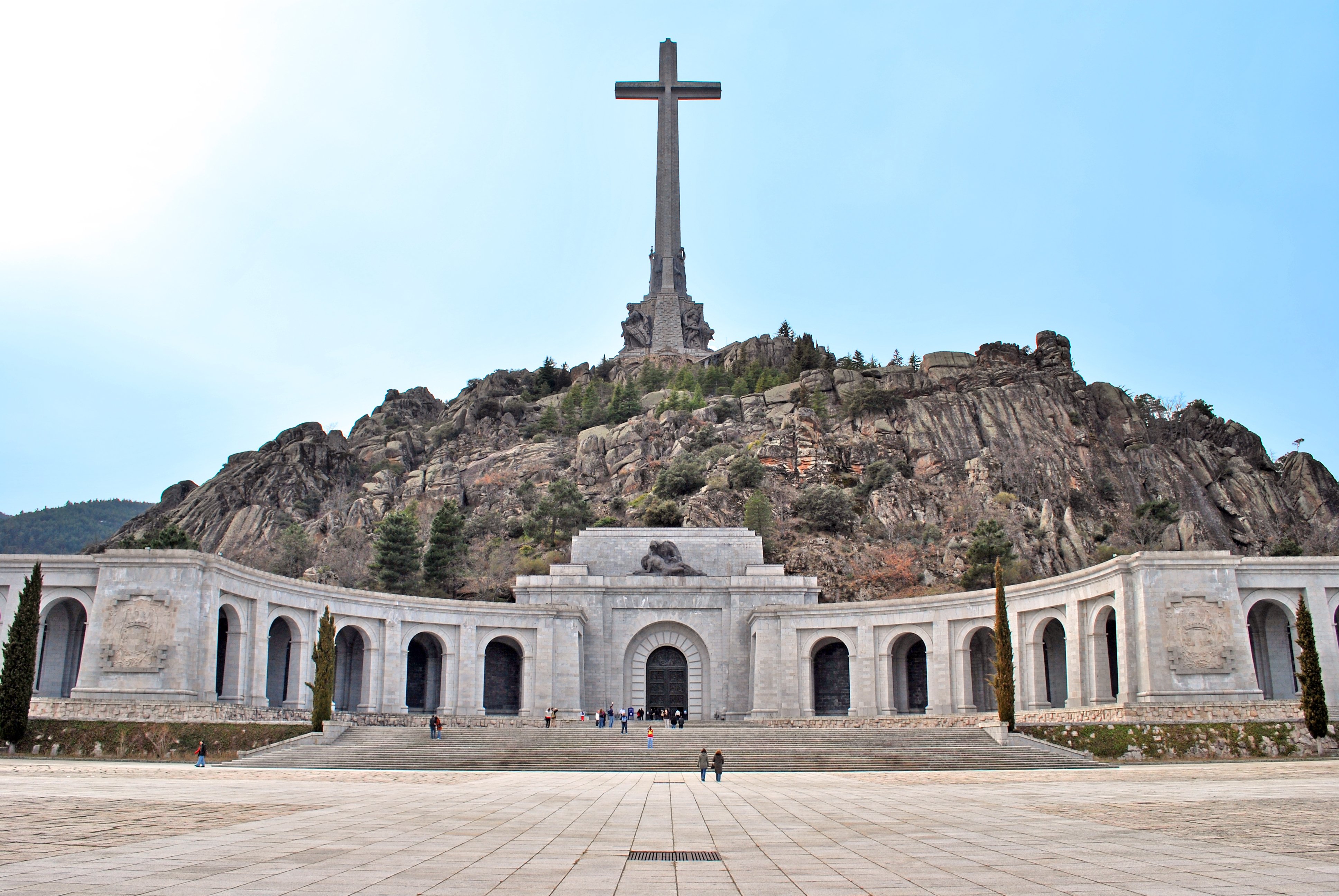 Ni 24 hores en ferm: la ministra Maroto refreda la retirada de Franco del Valle de los Caídos