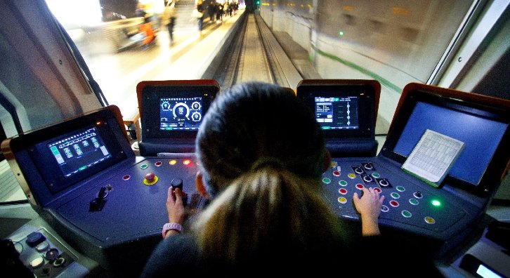 Ferrocarriles de la Generalitat reserva para las mujeres el 40% de las plazas de su nuevo curso de maquinistas