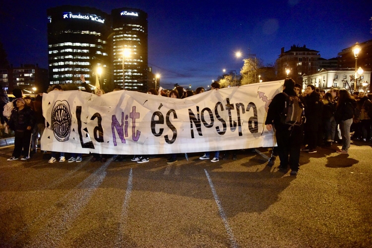 Unas 2.000 mujeres cortan la Diagonal en una manifestación nocturna previa al 8 de marzo