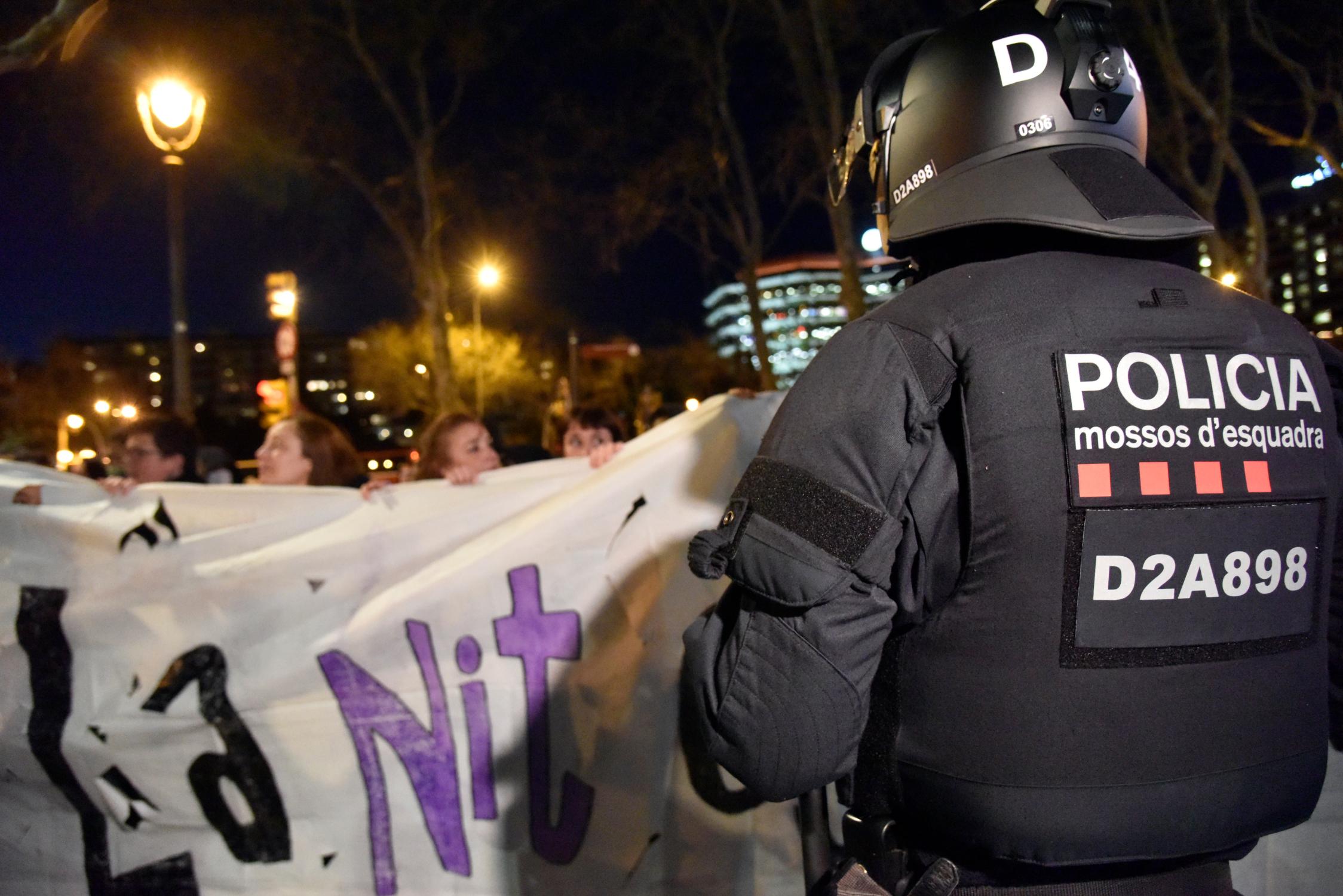 Emillio Morenatti, premio Pulitzer de fotografía, agredido en la manifestación feminista de Barcelona