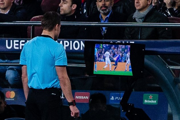 VAR videoarbitraje Barça / Foto: Europa Press - Xavier Bonilla