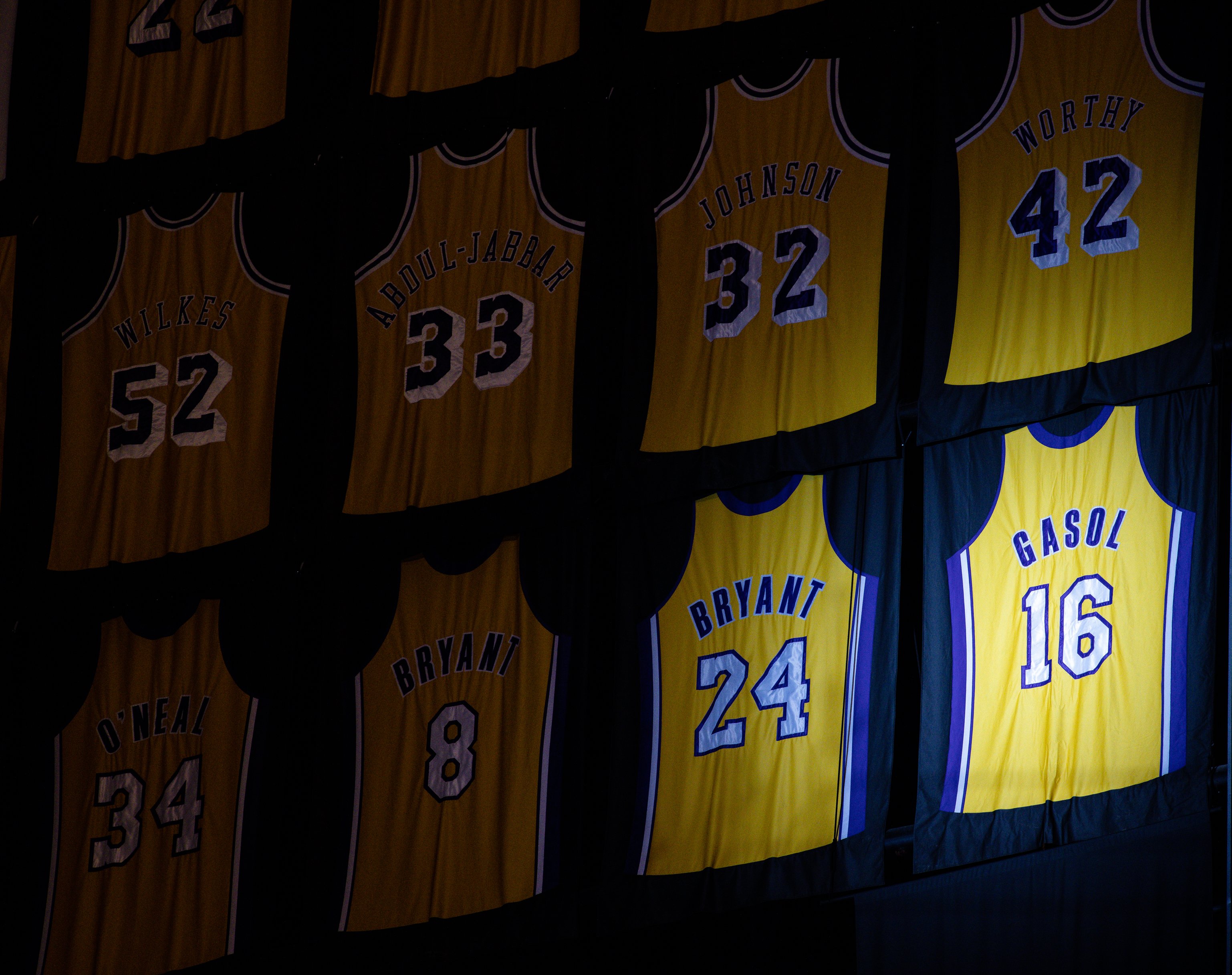 Pau Gasol y su '16' ya son miembros del Olimpo de los Lakers
