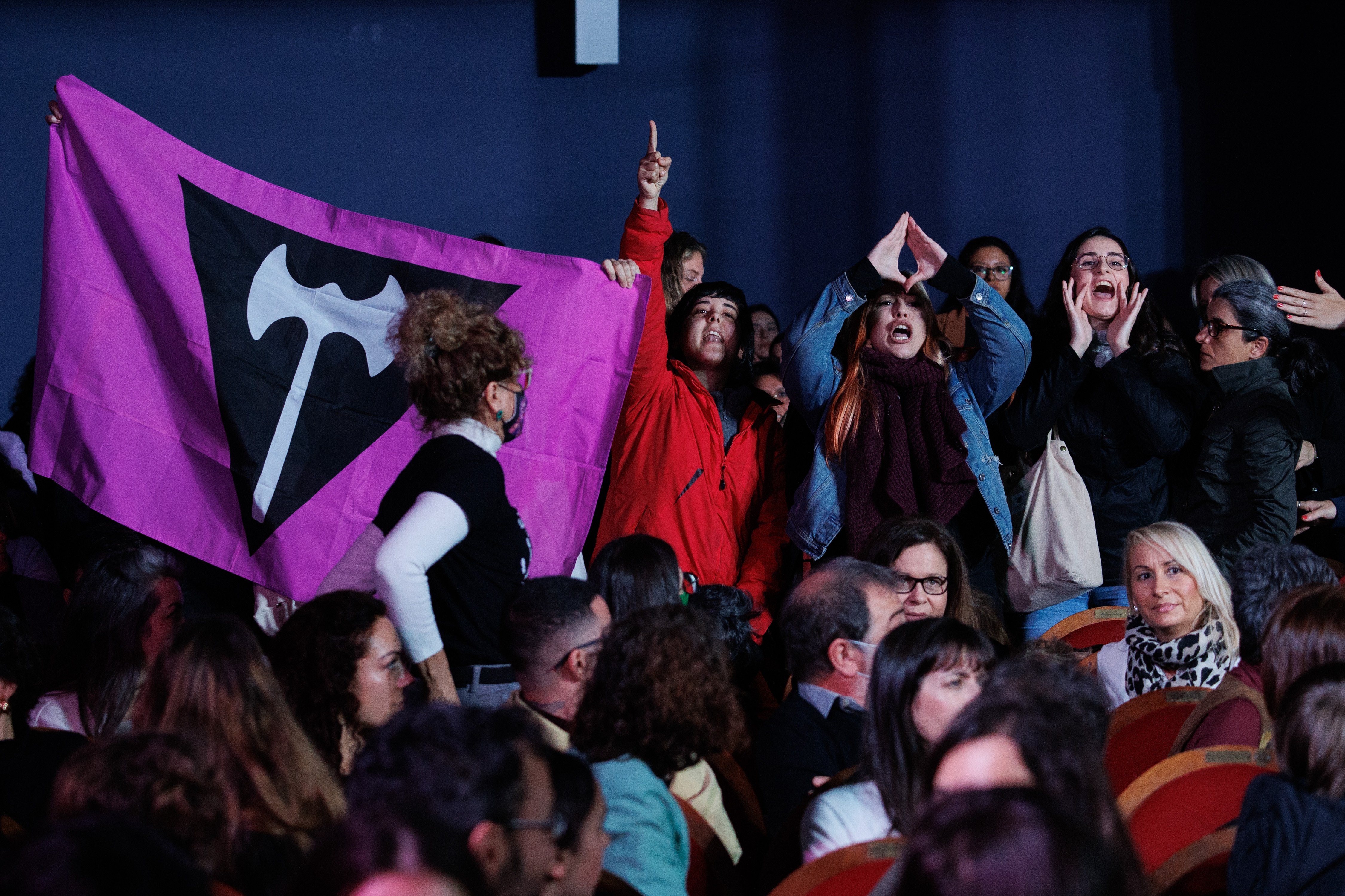 Un grupo de tránsfobas abuchea a Irene Montero y boicotea un acto de Igualdad por el 8 de marzo