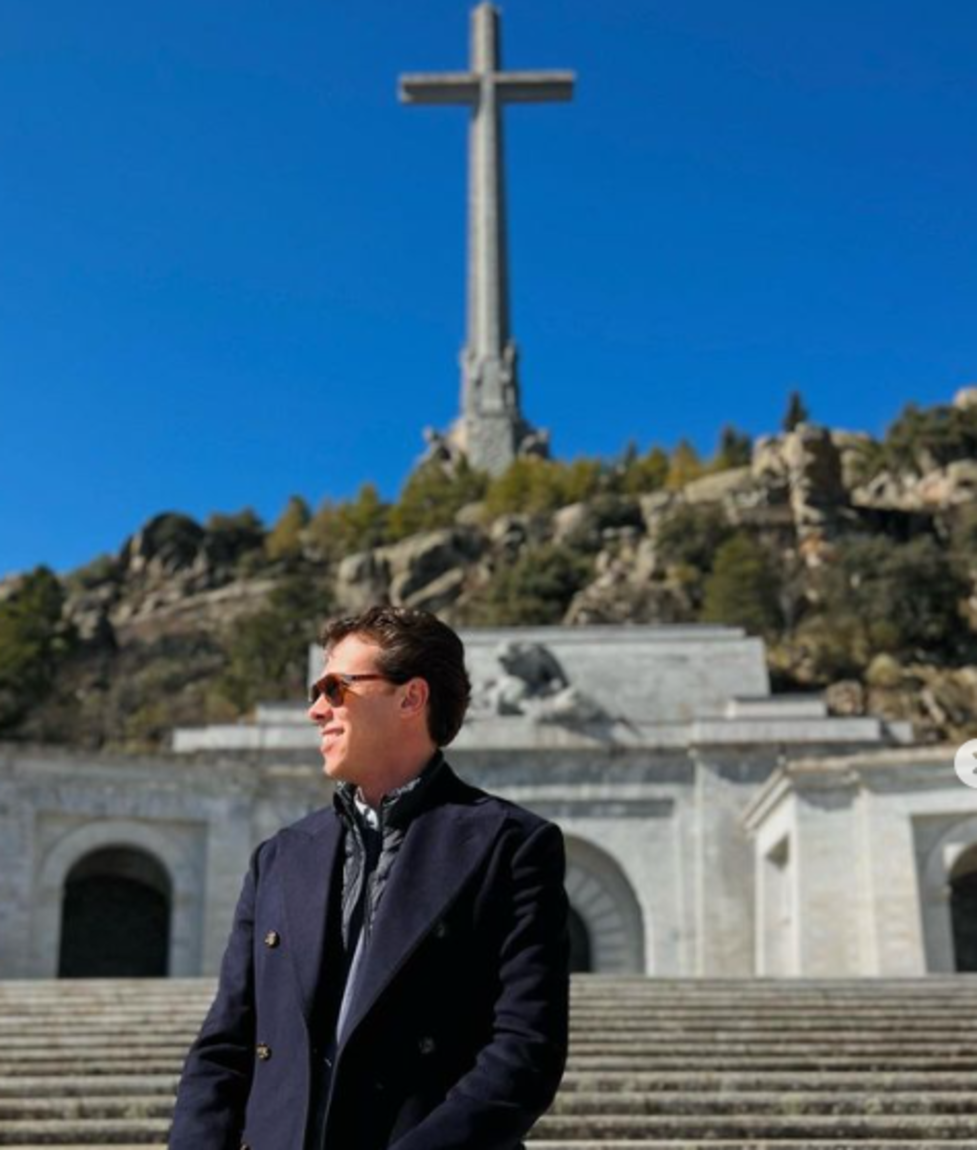 El diputat de Vox al Parlament Alberto Tarradas es fotografia al Valle de los Caídos
