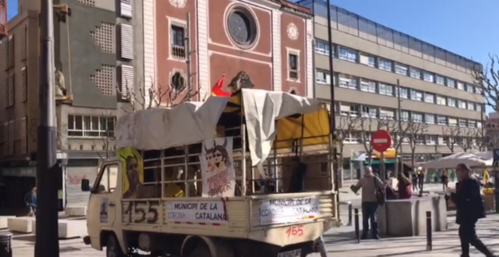 Un unionista provoca incidentes con una furgoneta en el centro de Mataró